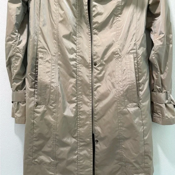 Cole Haan Chic Rain Coat with back bow & hideaway hood. Iridescent beige in XS. - Picture 5 of 13